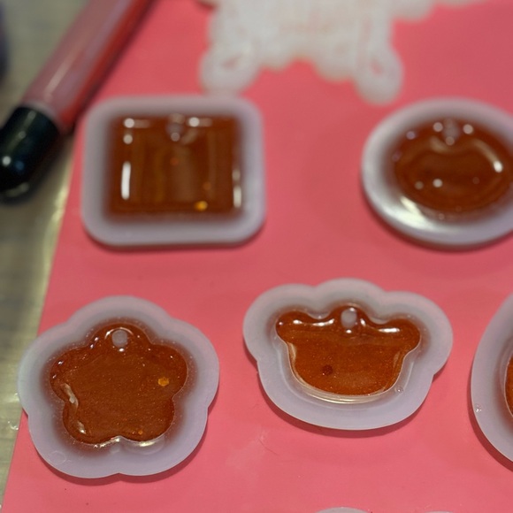 Custom QR Code Resin Keychain Great way to advertise your closet or website - Picture 5 of 7